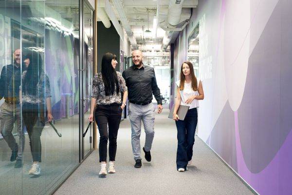 Raport Soft-Serve: Donaţii de 11,7 mil. dolari pentru Ucraina şi acces la educaţie duală pentru 1,000 de studenţi