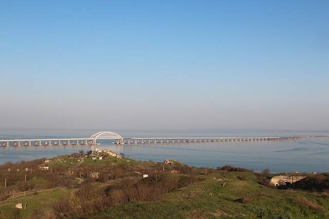 Traficul pe podul care leagă Crimeea de Rusia a fost întrerupt