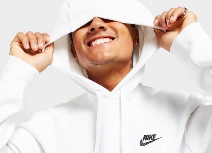 Bluze de trening de la Nike - un element clasic pentru garderoba ta streetwear
