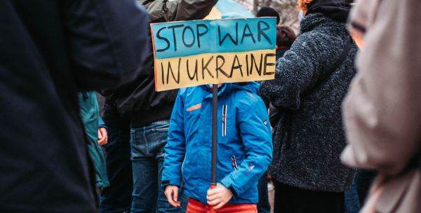 America şi UE aprovizionează Ucraina cu vorbe goale de calibru mare