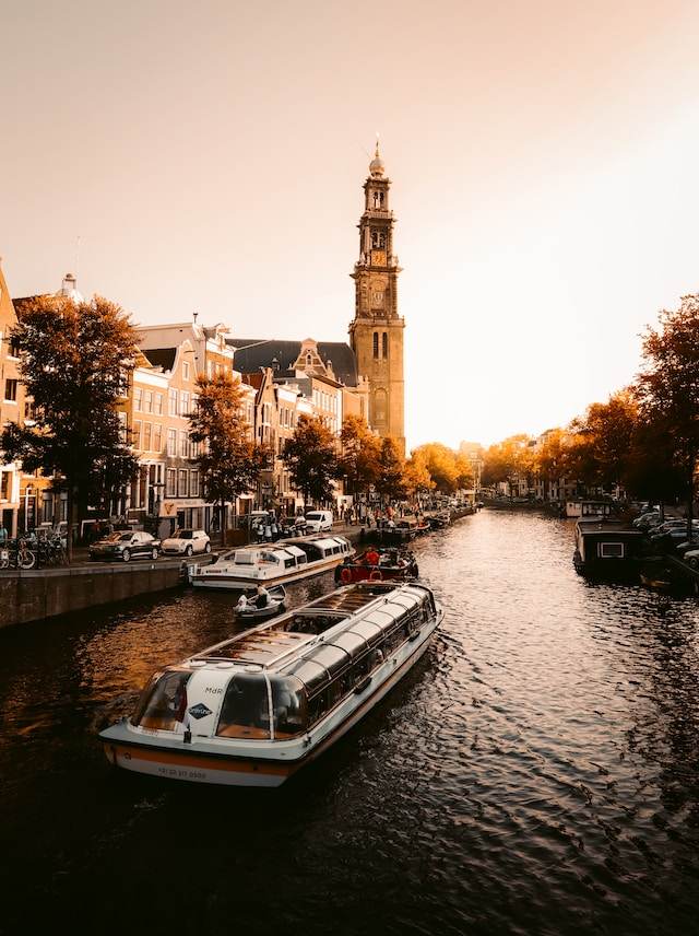 Amsterdam doreşte interzicerea navelor de croazieră în centrul oraşului