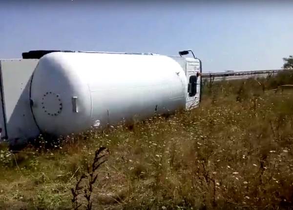 ISU Prahova: Cisternă care transporta GPL, răsturnată în Ploieşti; sunt scurgeri de carburant