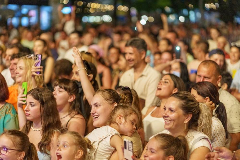 Mamaia plină de viaţă, sfârşit de săptămână cu peste 25.000 de turişti în staţiune