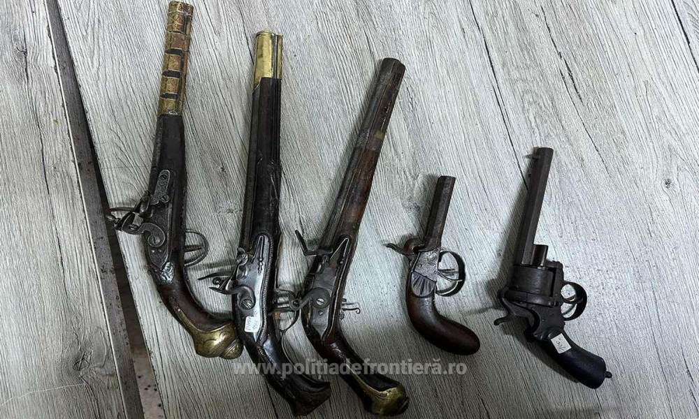 Poliţia de Frontieră: Arme nedeclarate, descoperite ascunse într-un microbuz la Nădlac II