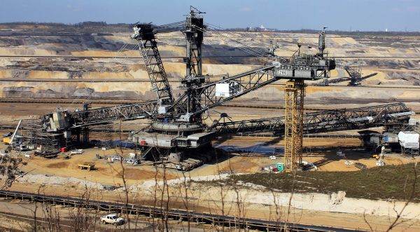 Giganţii minieri avertizează asupra perspectivelor slabe ale preţurilor materiilor prime