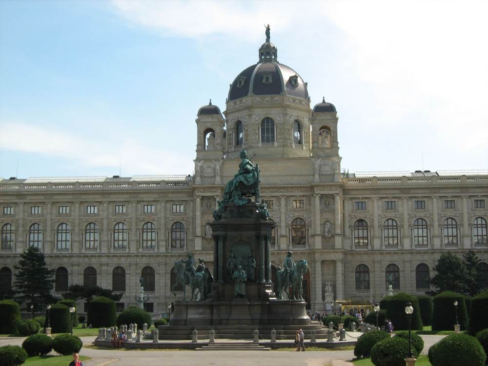Cancelarul austriac susţine ideea de a înscrie în Constituţie dreptul de a folosi bani cash