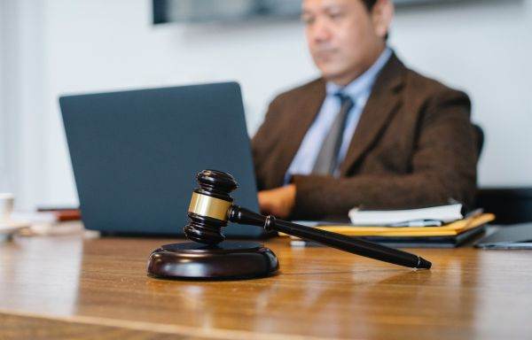 CE, sesizată cu privire la intenţia guvernului Ciolacu să renunţe la angajarea a 1500 de procurori şi judecători