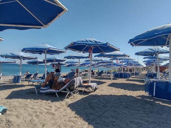 O zi de plajă în Turnul Babel - corespondenţă din Rodos