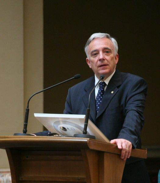 Isărescu: "Mediul de afaceri nu trebuie cocoşat cu multe impozite"
