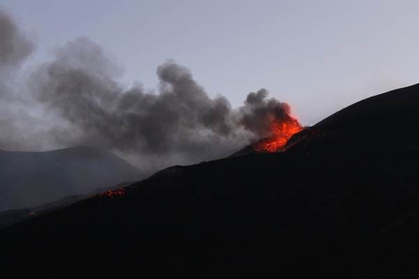 Aeroportul din Catania a fost închis din cauza erupţiei vulcanului Etna