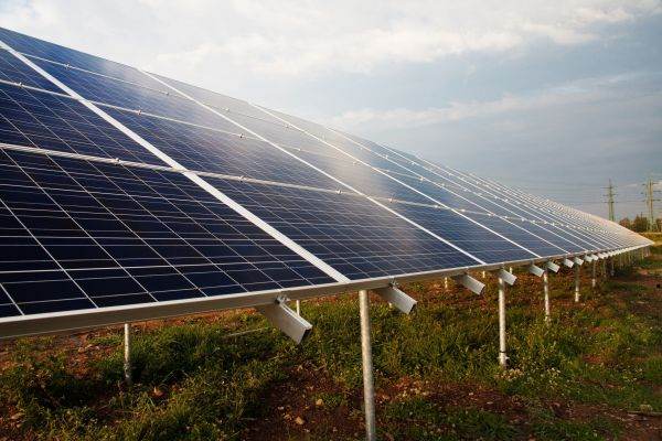 Analiză PwC: Producţia de energie verde trebuie să crească de opt ori