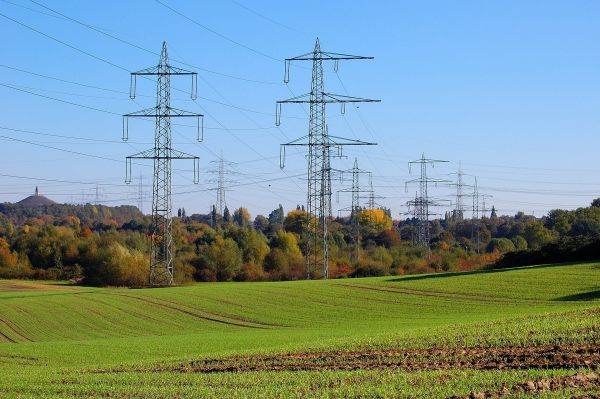 TradeVille: Transelectrica are beneficii din reducerea volatilităţii preţurilor şi din majorarea producţiei de energie