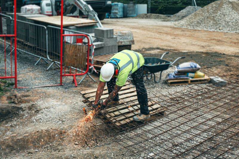 Guvern: Legea care vizează calitatea în construcţii, va fi modificată