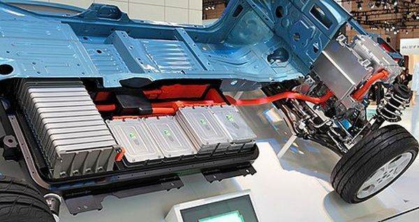  Baterie maşină electrică https://en.wikipedia.org/wiki/Electric_vehicle_battery#/media/File:Nissan_Leaf_012.JPG 