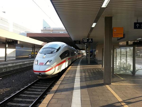 UE oferă peste 52 milioane euro pentru cumpărarea a 37 de trenuri electrice în ţara noastră