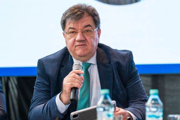 Bogdan Maioreanu explică: "Septembrie este, de obicei, cea mai slabă lună pentru pieţele financiare, având în vedere sfârşitul verii, momentul de înregistrare a pierderilor fiscale din fondurile mutuale şi cheltuielile pe care le fac consumatorii pentru începerea şcolii".