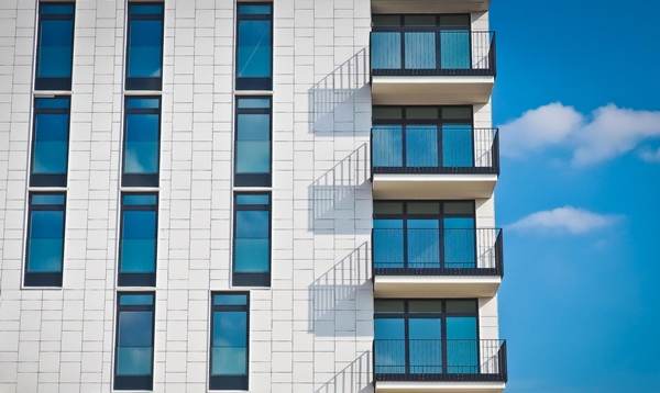 Numărul autorizaţiilor de construcţie pentru clădiri rezidenţiale a scăzut cu 24% în primele şapte luni