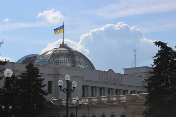 Parlamentul ucrainean deschide calea pentru numirea unui nou ministru al apărării