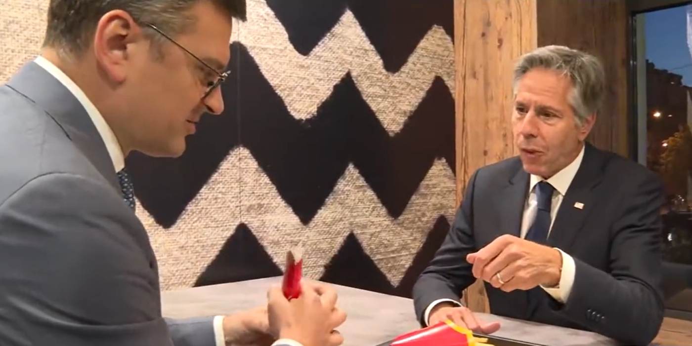 Blinken şi Kuleba s-au dus să mănânce la un McDonald's din Kiev şi au făcut glume despre mahmureală