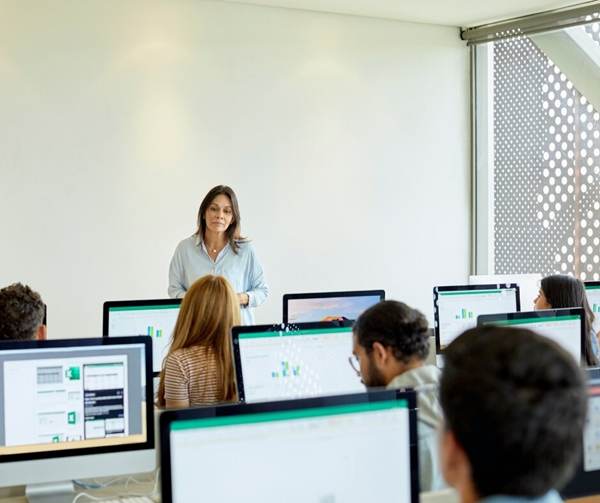 Asociaţia Techsoup: Unu din doi profesori români a auzit de inteligenţă artificială