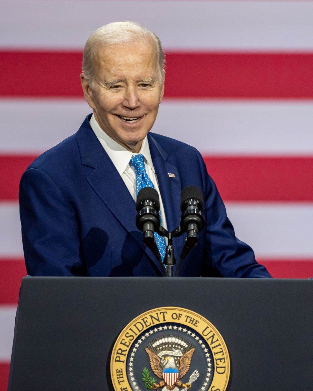 La Hanoi, Vietnam, vizita lui Joe Biden s-a axat pe discuţii economice şi evocarea războiului