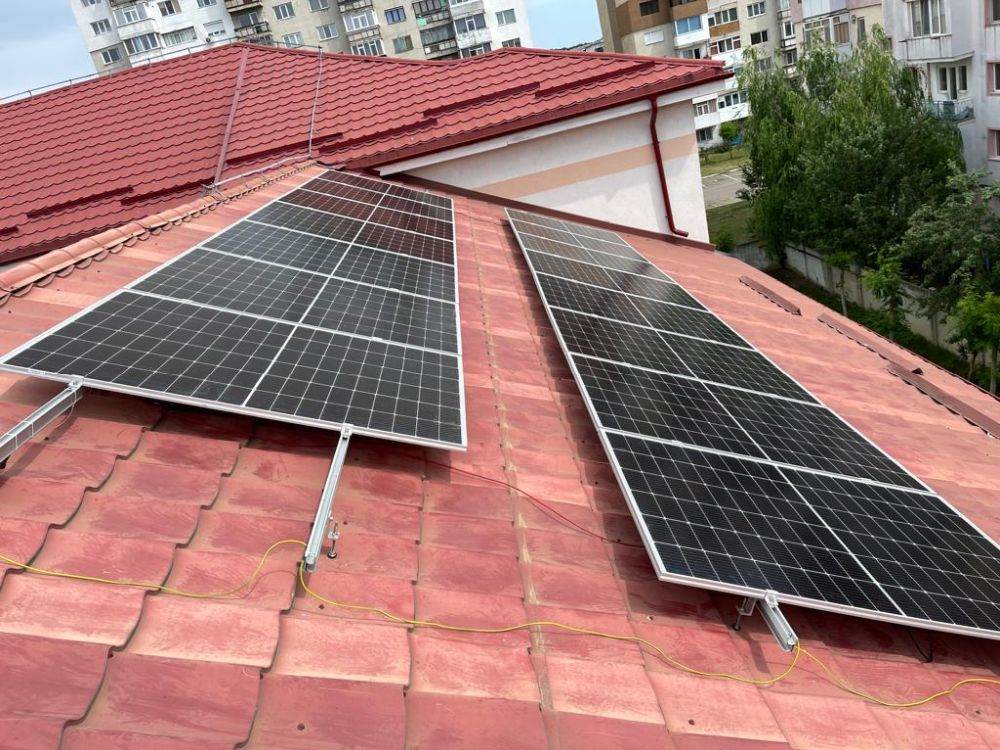 Renovatio a finanţat un proiect de implementare a energiei solare în mai multe unităţi de învăţământ