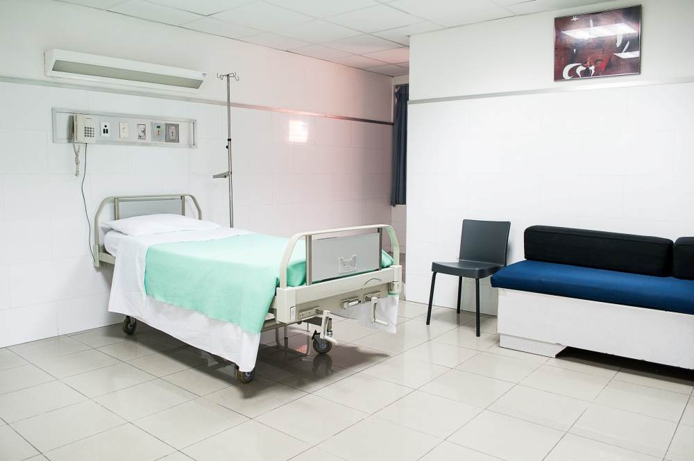Trei pacienţi de la Crevedia transferaţi în străinătate se află în continuare intubaţi şi ventilaţi mecanic