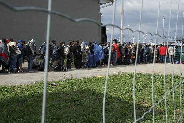 Frontiera dintre Pakistan şi Afganistan a fost redeschisă în această dimineaţă