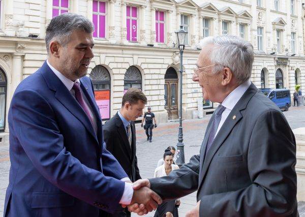 "Măsurile pe care Guvernul le va lua, probabil le va anunţa săptămâna viitoare (n.r. săptămâna aceasta), va trebui să păstreze coeziunea socială, să pregătească ţara pentru anul viitor de alegeri. Şi, bineînţeles, are componenta de stabilitate financiară, fiscală, bugetară. Cum se vor îmbina toate aceste lucruri? E, asta este arta Guvernului! Banca Naţională a anunţat în urmă cu mai multe luni că noi sprijinim orice soluţie va ieşi din această dezbatere, care are componentă politică şi care îmbină toate cele trei sau patru aspecte" a spus, vineri, Mugur Isărescu (dreapta) în cadrul conferinţei pe fiscalitate la care a participat şi premierul Marcel Ciolacu.