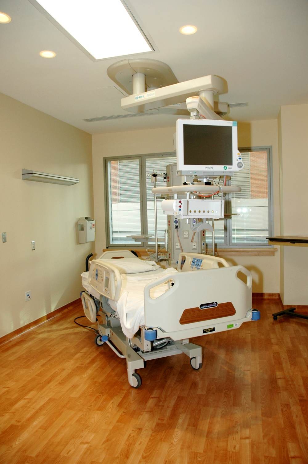 Trei pacienţi de la Crevedia transferaţi în străinătate sunt în continuare intubaţi şi ventilaţi mecanic