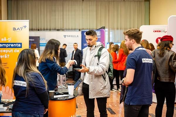 Peste 10.000 de tineri şi profesionişti îşi caută un job la Târgul "Angajatori de TOP"