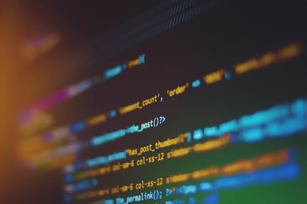 Studiu EY: Consumatorii continuă să cheltuiască pentru produse şi servicii digitale pentru casă, în ciuda crizei costului vieţii