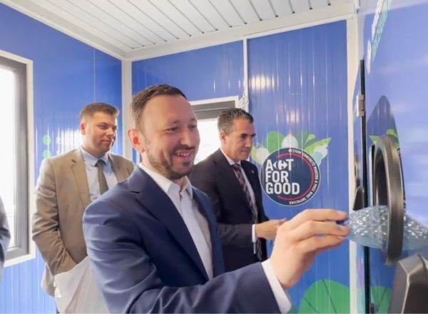 Mircea Fechet, ministrul Mediului: "Termenul de 30 noiembrie 2023 rămâne termenul la care sistemul garanţie-returnare va porni în România. Termenul nu este negociabil. Înţeleg îngrijorarea industriei, dar înţeleg şi interesul cetăţenilor, de a trăi într-o lume mai curată, fără PET-uri". (Sursa foto: captură de pe pagina de FB a Ministerului Mediului)