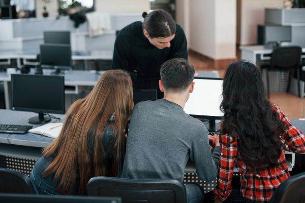 Obiectiv pentru educaţie, revigorarea învăţământului tehnologic