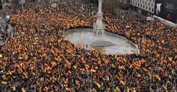 Mii de spanioli protestează împotriva planului lui Pedro Sanchez de a amnistia mai mulţi separatişti catalani