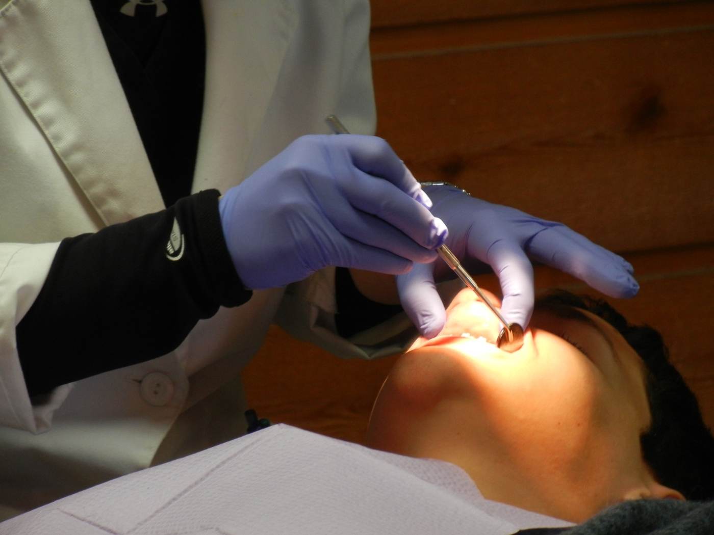Medicii stomatologi cer revizuirea măsurilor fiscale pentru care Guvernul şi-a asumat răspunderea în Parlament