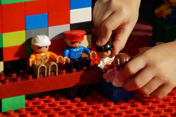 Compania Lego vrea să salveze lumea prin reciclare, dar nu o lasă fizica