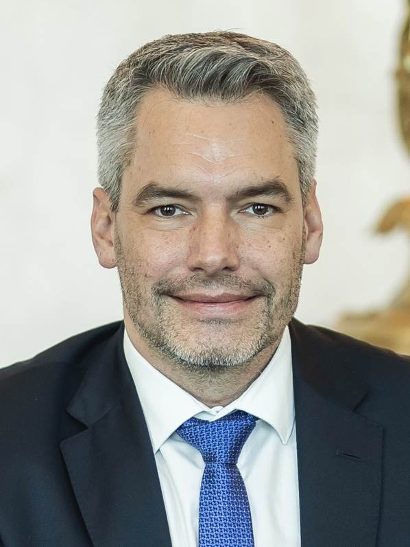 Conservatorii austrieci au fost atacaţi după comentariile cancelarului Karl Nehammer despre sărăcie