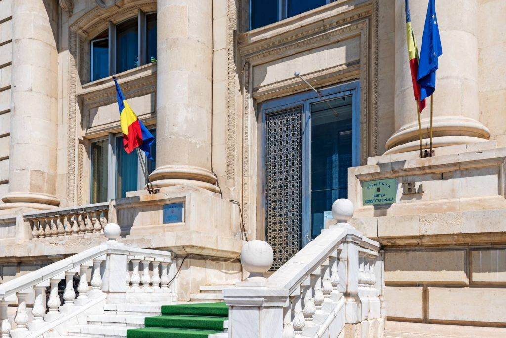 CCR dezbate sesizarea ICCJ pe legea privind cumulul pensiei cu salariul