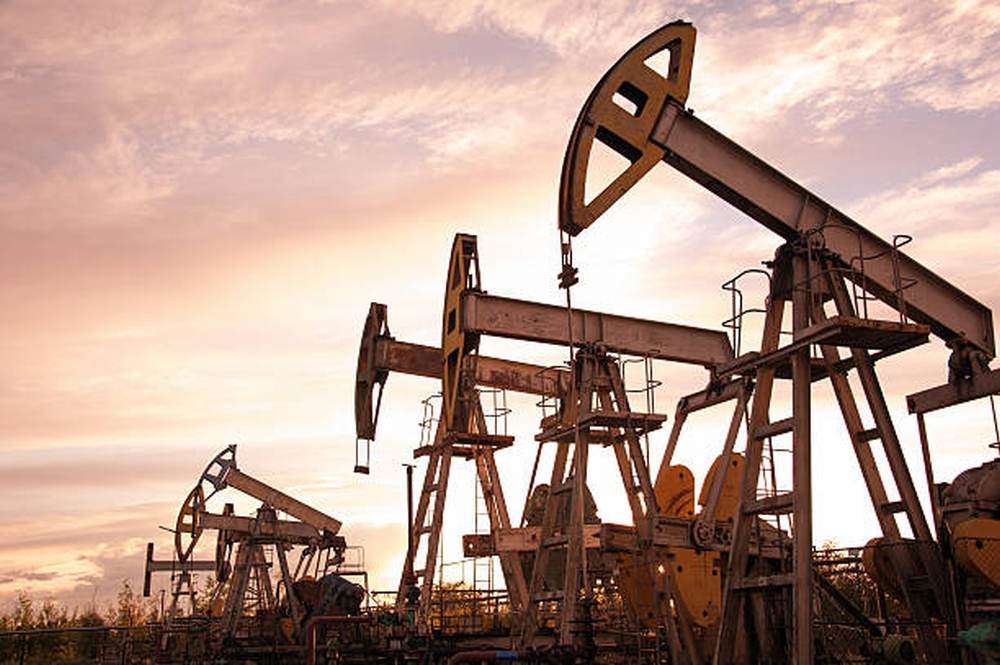 Preţurile petrolului au scăzut joi cu aproximativ 2%, continuând declinul de 6% din şedinţa precedentă