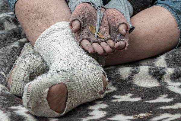 Mâinile întinse, care nu spun nicio poveste, se înmulţesc