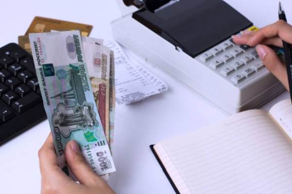 Rubla a depăşit 96 faţă de dolar după ce Putin a reintrodus controlul valutar