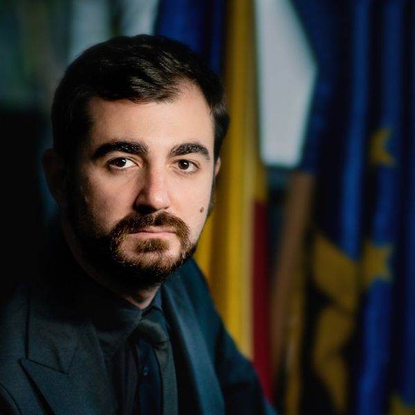 Claudiu Năsui: "Există argumente bune pro-card, aşa cum există argumente bune pro-cash. Nu există argumente bune pro interzicere/impunere a unuia sau altuia. Sunt banii dumneavoastră, munciţi de dumneavoastră, aveţi dreptul să-i cheltuiţi oricum doriţi dumneavoastră". (Sursa foto: facebook / Claudiu Năsui)