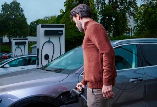 EVconnect a instalat 20 de staţii de încărcare rapidă în benzinării