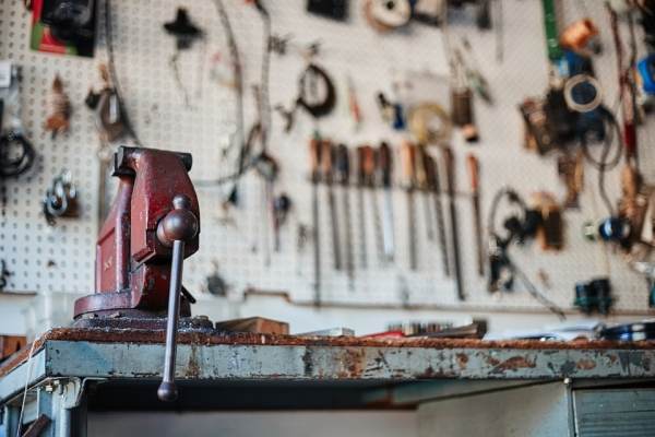 INS: Comenzile noi din industria prelucrătoare au crescut cu 5,2%
