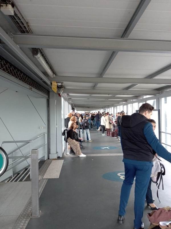  Noi alerte cu bombă în aeroporturile din Strasbourg. Pasagerii au fost evacuaţi.