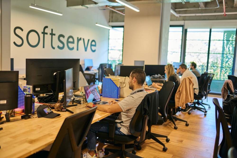 Studiu SoftServe: Inteligenţa artificială generativă poate creşte productivitatea echipelor de dezvoltare cu 45%