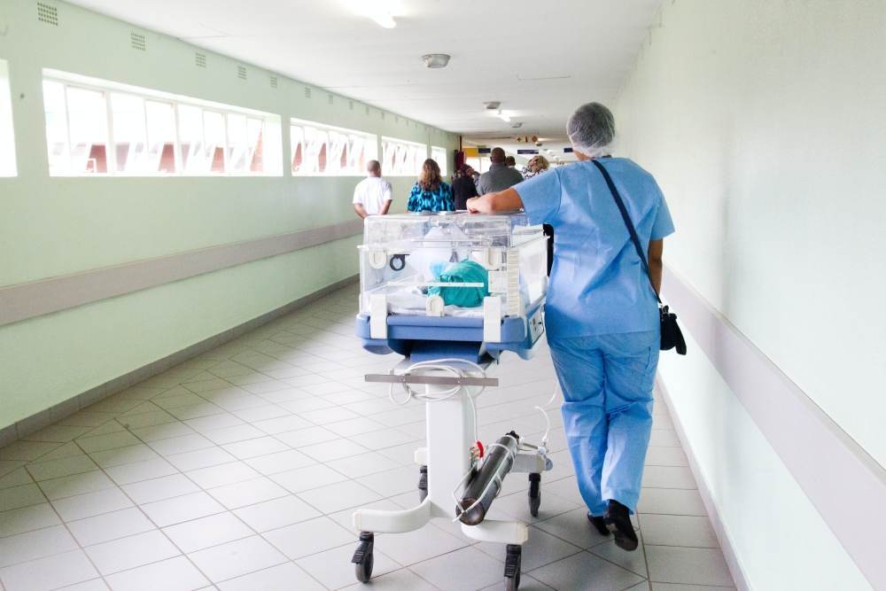 BBC: Directorul spitalului Al-Shifa, din Gaza, afirmă că unitatea sanitară a rămas fără apă şi fără rezerve de oxigen