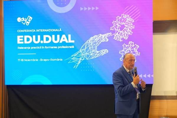 Digitalizarea este pilonul dezvoltării şcolilor duale
