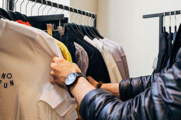 Boston Consulting Group: Bunurile de primă necesitate preferate celor de lux, de Black Friday în 2023